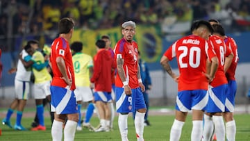 Futbol, Chile vs Brasil.
Primera rueda, clasificatorias al Mundial 2026.
El equipo de Chile lamenta la derrota durante el partido de la primera rueda de las eliminatorias al mundial de 2026 ante Brasil disputado en el estadio Nacional de Santiago, Chile.
10/10/2024
Pepe Alvujar/Photosport
Football, Chile vs Brasil.
World Cup 2026 qualifiers.
ChileÕs team reacts after loosing during a 2026 World Cup qualifier match against Brasil at the National stadium in Santiago, Chile.
10/10/2024
Pepe Alvujar/Photosport