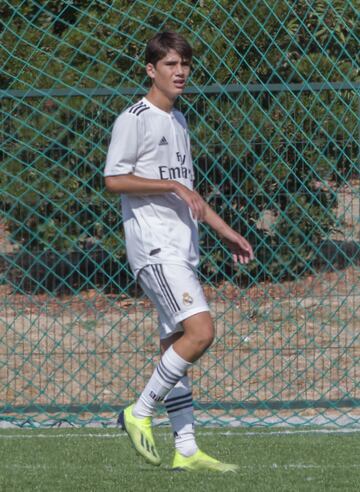 Mediapunta de 18 años con mordiente, es vástago de la leyenda del Athletic y actual seleccionador Sub-17 Julen Guerrero. Luce la misma melena leonina. En octubre debutó con el Juvenil A en la Youth League con un gol a los tres minutos y dos semanas después se fue con la Sub-18... para marcarle a Rumanía y romper a Turquía con un hat-trick. Un cañón.