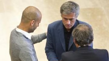 <b>DISTENDIDOS. </b>Mourinho y Guardiola volvieron a coincidir ayer en Nyon. El portugués le estrechó la mano y, con Platini como testigo, dialogaron amistosamente.