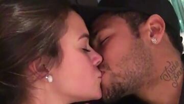 Neymar y su novia, Bruna Marquezine, bes¨¢ndose en un v¨ªdeo compartido por el D¨ªa de los enamorados brasile?o