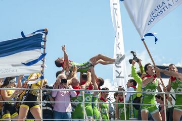 Los chicos de la trainera de Hondarribia celebran la victoria en la Bandera de la Concha masculina.