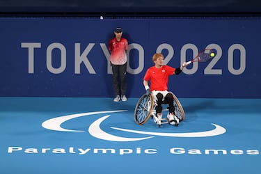 En el tenis en silla de ruedas los jugadores pueden dejar botar la pelota dos veces antes de golpearla. 