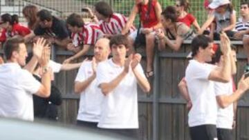 Más de tres mil personas apoyan al Athletic en Lezama