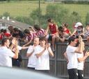 Más de tres mil personas apoyan al Athletic en Lezama