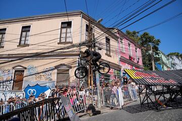 La XX edici¨®n del Red Bull Valpara¨ªso Cerro Abajo coron¨® al nuevo rey del puerto. La competici¨®n de ciclismo extremo m¨¢s dura del mundo reuni¨® en la localidad chilena a 30 riders de Am¨¦rica Latina y Europa. En la imagen, el chileno Pedro Ferreira acapara todas las miradas en un momento de la prueba, que tuvo como ganador al brasile?o Lucas Borba.