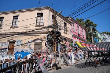 La XX edición del Red Bull Valparaíso Cerro Abajo coronó al nuevo rey del puerto. La competición de ciclismo extremo más dura del mundo reunió en la localidad chilena a 30 riders de América Latina y Europa. En la imagen, el chileno Pedro Ferreira acapara todas las miradas en un momento de la prueba, que tuvo como ganador al brasileño Lucas Borba. 