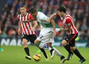 Jonathan de Jesús intenta llevarse el balón.