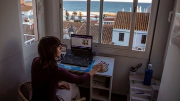 Marta, enóloga y trabajadora autónoma atiende telematicamente a sus clientes durante el estado de alarma decretado por el Gobierno por la crisis del coronavirus.