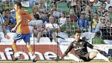 <b>LA SENTENCIA DEL HIJO PRÓDIGO. </b>Ricardo en el suelo e Ilic de espaldas, testigos del gol conseguido por Joaquín, Era el 0-2.