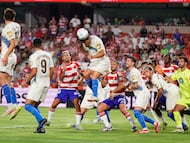 16-08 Granada CF-RC Deportivo correspondiente a la jornada 1 de la Liga Smartbank (Segunda División) disputado en el Estadio Nuevo los Carmenes. En la imagen accion en el área del Deportivo
