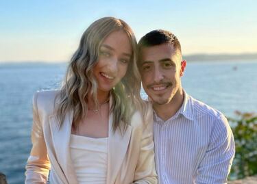 Ambos se comprometieron hace tan solo unos meses después de dos años y medio de relación. "Nos conocimos por unos amigos. Lana me conquistó enseguida, aunque no sabía mucho de fútbol. Pero conmigo se enamoró y ahora no se pierde ninguno de mis partidos", contó él.