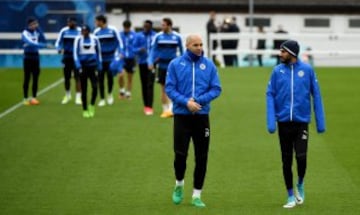 Yohan Benalouane y Riyad Mahrez 