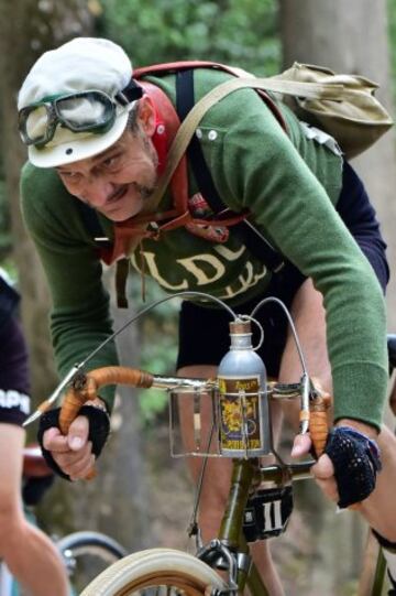 La carrera se creó en 1997 para salvaguardar la Strade Bianche de la Toscana. Empieza y termina en Gaiole, pueblo de la provincia de Siena.