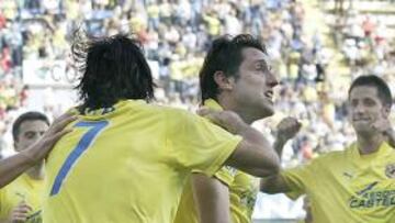 <b>ALEGRÍA.</b> El Villarreal casi asegura la segunda plaza tras ganar al Getafe.