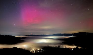 La aurora boreal brilla en el cielo nocturno en el distrito de Breisgau-Hochschwarzwald, Alemania. 