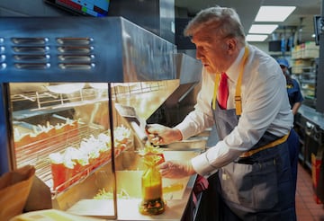 El expresidente Donald Trump hizo una parada en el McDonald’s de Feasterville-Trevose, Pennsylvania, este domingo 20 de octubre, para freír y servir papas fritas durante media hora.