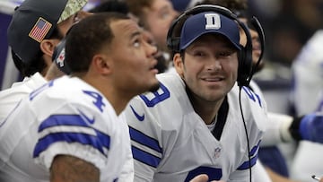 ARLINGTON, TX - NOVEMBER 20: Tony Romo #9 talks with Dak Prescott #4 and Mark Sanchez #3 of the Dallas Cowboys on the bench during the first half of the game against the Baltimore Ravens at AT&amp;T Stadium on November 20, 2016 in Arlington, Texas.   Ronald Martinez/Getty Images/AFP
 == FOR NEWSPAPERS, INTERNET, TELCOS &amp; TELEVISION USE ONLY ==