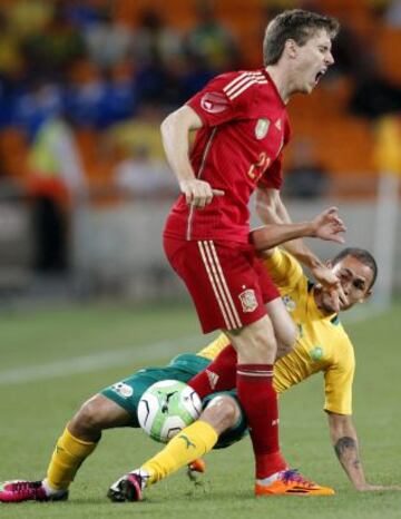 El internacional español Nacho Monreal pelea por el balón con el sudafricano Bongani Khumalo durante el partido amistoso entre Sudáfrica y España en el estadio Soccer City de Soweto.