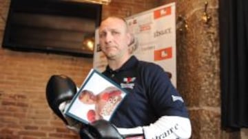 Benito Eufemia con su autobiografía entre los guantes.