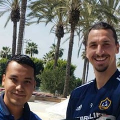 Zlatan recibe dibujo como obsequio de artista guatemalteco