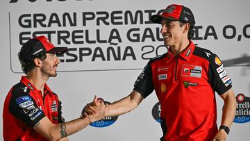 Márquez y Pecco se saludan al llegar a la sala de prensa de Jerez.