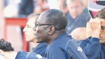 <b>PRUDENTE. </b>Tommy N'Kono vivió con más indignación que nadie la remontada del Mallorca, encabezada por su 'hijo' Samuel Etoo.