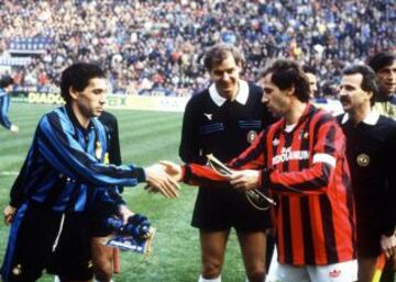 Franco Baresi, figura del Milan. Giusseppe Baresi, figura del Inter. Se enfrentaron en varios clásicos de la madonina y fueron compañeros en la selección italiana.