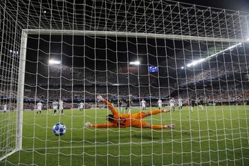 0-1. Miralem Pjanić marcó el primer gol de penalti.