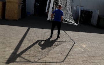 Una empresa suministradora polaca ultima los detalles de las porterías de fútbol para la final de la Copa Mundial 2018 en Rusia