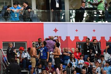 Maradona la grada del estadio San Petersburgo.