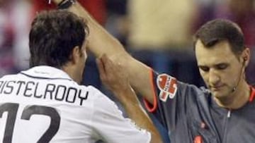 <b>PROTAGONISTA.</b> Van Nistelrooy fue uno de los protagonistas del partido. Marcó el primer gol del Real Madrid y fue expulsado antes del descanso.