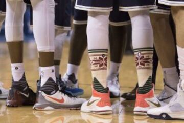 En la piña de los Thunder, zapatillas y calcetines especiales para celebrar la jornada navideña.