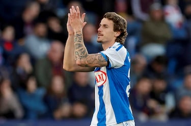 El zaguero perico tiene instinto de goleador. Su control y disparo demuestra la depurada técnica que tiene. Hay goleadores que no podrían hacer un remate como el de Carlos Romero.