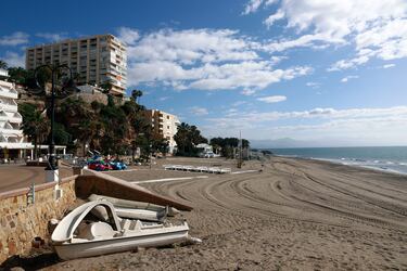 Con una extensión de 2.100 m de longitud y 40 m de anchura media, la playa de la Carihuela está considera como la playa más extensa de Torremolinos. Su origen volcánico hace que la arena de esta playa sea de un color oscuro, mientras la marea suele estar calmada. A pesar de ubicarse en lo que hoy en día se considera el área cosmopolita de la localidad, la playa La Carihuela aún conserva el encanto de lo que en su día fue el típico pueblo andaluz. Su nombre se debe al antiguo barrio de pescadores que se situaba en esta zona. Su amplia oferta de restaurantes y chiringuitos hace que la gastronomía malagueña tenga una gran presencia en esta zona. donde puedes probar varios platos de la gastronomía tradicional. 