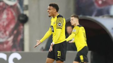 Donyell Malen del Borussia Dortmund reacciona durante el campeonato alem¨¢n de f¨²tbol de la Bundesliga entre el RB Leipzig y el Borussia Dortmund el 6 de noviembre de 2021 en el Red Bull Arena de Leipzig, Alemania.