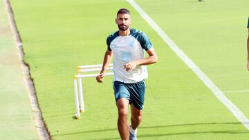 Einar Galilea, corriendo sobre el césped.