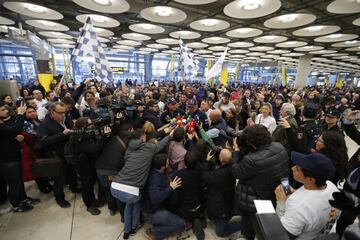 Los campeones de coches del Dakar 2018 llegaron al aeropuerto de Madrid en medio de una gran expectaci¨®n y de decenas de seguidores que les vitorearon a su llegada.