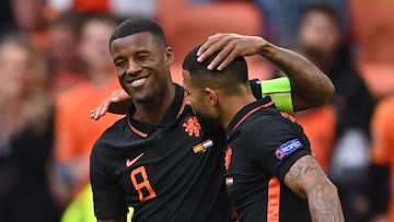 21 June 2021, Netherlands, Amsterdam: Netherlands&#039; Georginio Wijnaldum (R) celebrates scoring his side&#039;s second goal with teammate Depay Memphis during the UEFA EURO 2020 Group C soccer match between North Macedonia and Netherlands at Johann Cru