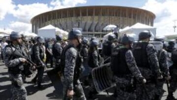 Agentes de policía antidisturbios, toman posiciones en las inmediaciones del Estadio Naciona.