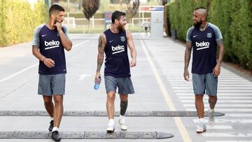 La alegre bienvenida de Messi y el plantel de Barcelona a Vidal