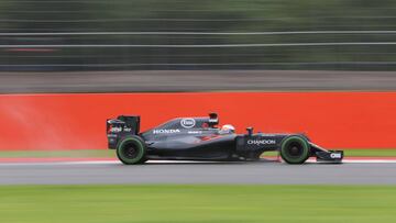 Fernando Alonso durante los test de Silverstone.