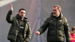 GRAFCAT8929. BARCELONA, 30/01/2024.- El entrenador del FC Barcelona, Xavi Hernández, y su hermano y segundo entrenador, Óscar Hernández (d), durante el entrenamiento que el equipo azulgrana ha realizado este martes en la ciudad deportiva Joan Gamper. EFE/Alejandro García
