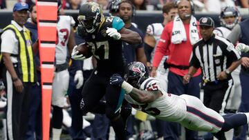 HOUSTON, TX - SEPTEMBER 10: Leonard Fournette #27 of the Jacksonville Jaguars is tackled by Benardrick McKinney #55 of the Houston Texans in the fourth quarter at NRG Stadium on September 10, 2017 in Houston, Texas. Tim Warner/Getty Images/AFP
== FOR NEWSPAPERS, INTERNET, TELCOS & TELEVISION USE ONLY ==
