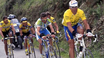 23-04-25. IMAGEN DE LA VUELTA ASTURIAS 1996, SUBIENDO AL ALTO DEL ACEBO, CON MIGUEL INDURAIN TIRANDO DE UN GRUPO CON FERNANDO ESCARTÍN, MIKEL ZARRABEITIA, MARCELINO GARCÍA Y MASSIMILIANO GENTILI.