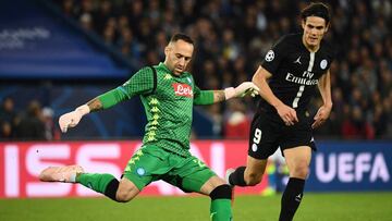 David Ospina (L) vies for the ball with Paris Saint-Germain&#039;s Uruguayan forward Edinson Cavani during the UEFA Champions League Group C football match between Paris Saint-Germain and SSC Napoli at the Parc des Princes stadium, in Paris.