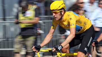 Bradley Wiggins rueda con el maillot amarillo por las calles de París en la última etapa del Tour de Francia 2012.