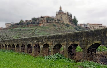 La ciudad cacereña fue fundada en el siglo VII a.C. El primer asentamiento continuado fue vetón-celta y fue llamado 'Caura'. 
