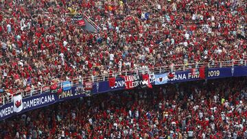 ASUNCION, PARAGUAY - NOVEMBER 09: Fans of Colon de Santa Fe wait for the beginig of the final of Copa CONMEBOL Sudamericana 2019 between Colon and Independiente del Valle at Estadio General Pablo Rojas 'La Olla' on November 09, 2019 in Asuncion, Paraguay. (Photo by Marcelo Hernandez/Getty Images)