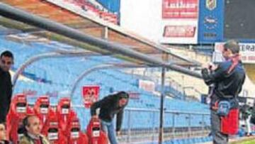 <b>EL BANQUILLO. </b>Los aficionados se sientan en uno de los banquillos del Calderón.