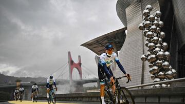 El ciclista español del Movistar Enric Mas rueda durante la presentación de equipos del Tour de Francia 2023 en Bilbao.